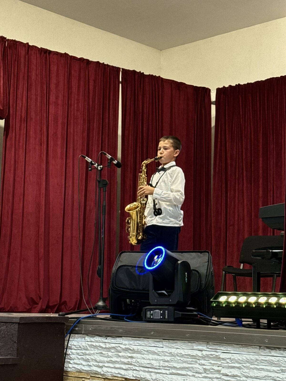 Moment de pe scenă la un concert al academiei 24